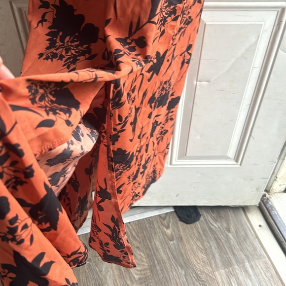 Flowery dress lil opening on the front bottom NWOT - Picture 3 of 3